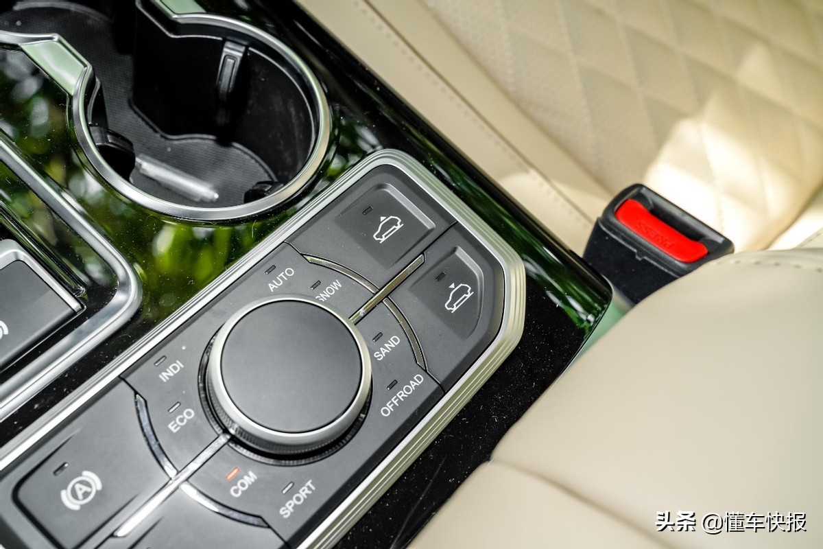 定位中大型SUV，3.0T车型配空气悬架，2022款红旗HS7选购建议