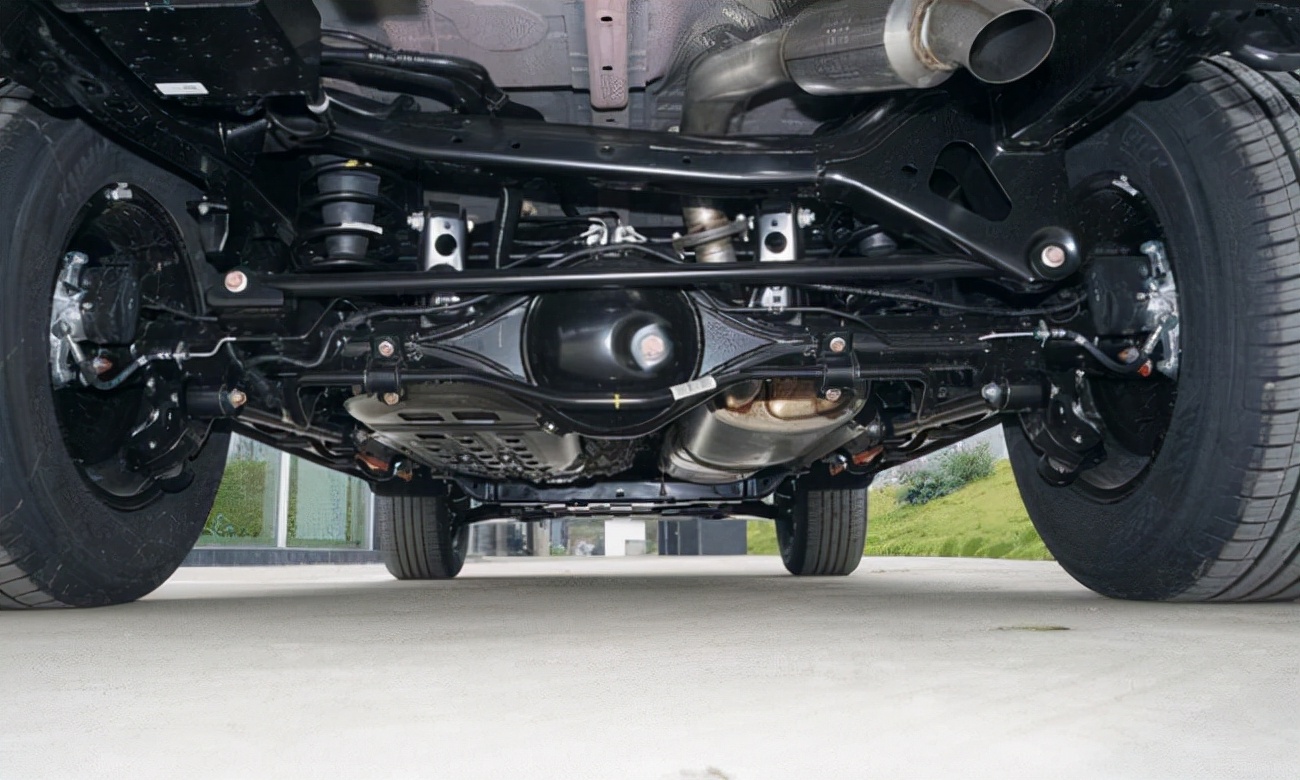 (上图为坦克300底盘实拍图)两者的后悬挂都采用了经典的越野车五连杆