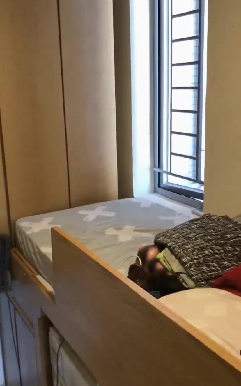 不足3㎡，香港菲佣睡在柜子上，却拥有独立的卫生间和空调