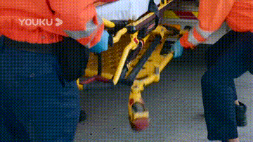 这部主演平均年龄四十岁的剧集说出一个现实，穷人不敢病只敢死