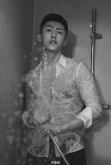 男星晒腹肌修罗场!蜜汁自信疯狂扭腰,人家秀身材舔屏他们是要命