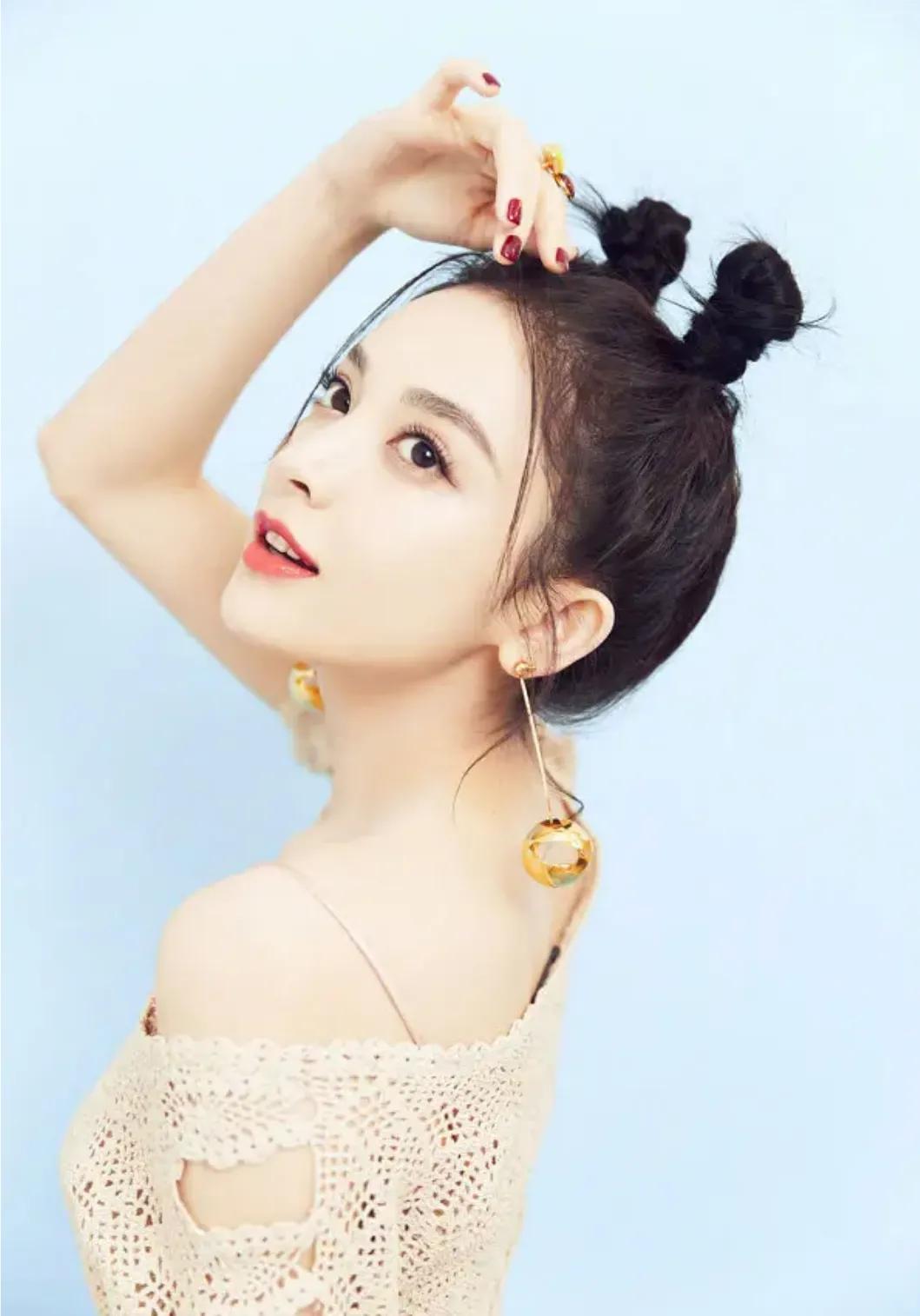 古力娜扎的绝美大片，精致五官，俏皮哪吒头，金色大圆球耳环吸睛