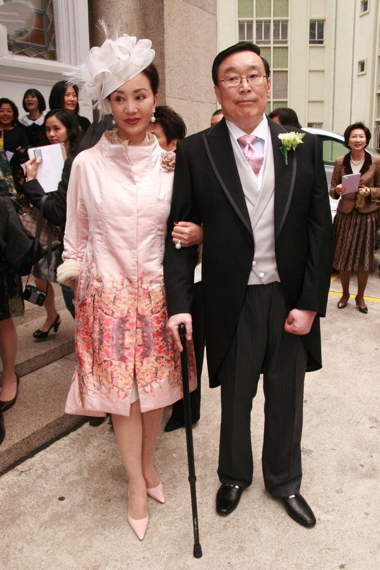 何莉莉：26岁嫁香港富商，帮丈夫抚养私生子，70岁独揽70亿资产