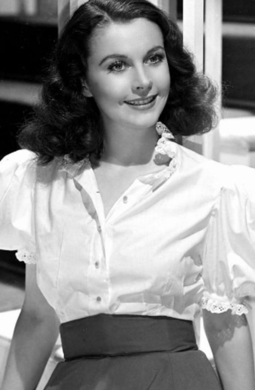 她给自己取了一个艺名"vivien leigh",翻译成中文为"费雯·丽.