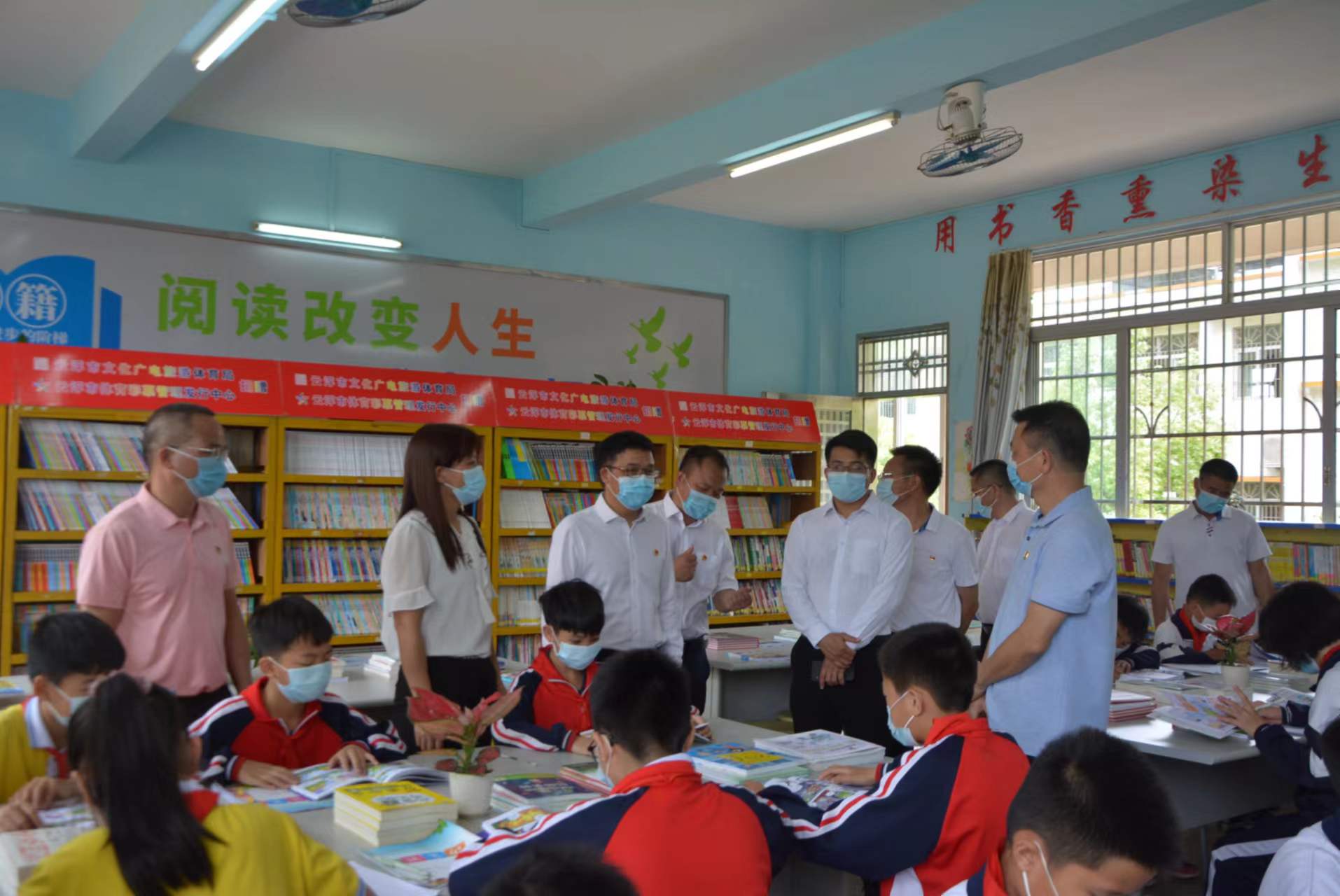 云浮市连滩镇中心小学“情系山区 送书助学”(图2)