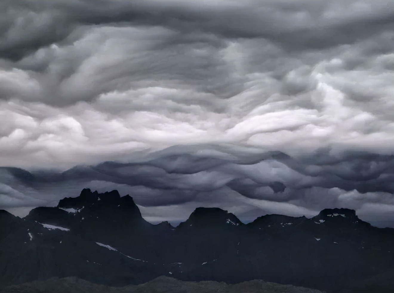 唐山地震云(天津出现"诡异云"现场画面十分壮观,这是灾难来临的预兆吗