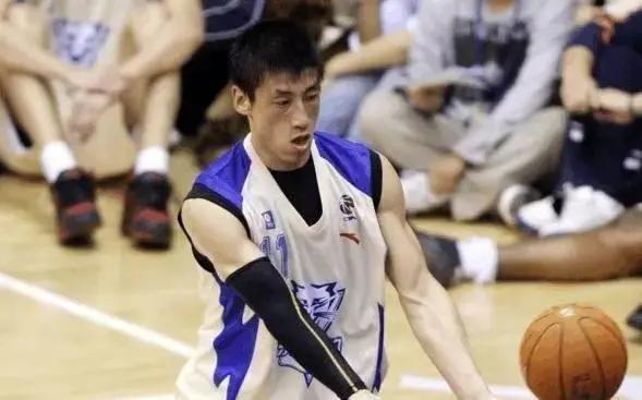 王晶因为什么伤病离开cba(这名前CBA球员太“罕见”：退役十余年，如今42岁竟保持体脂率5%)