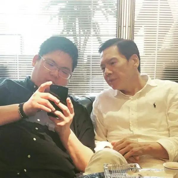 向华强花5亿力捧向佐，却把向佑送进监狱，两兄弟差距这么大