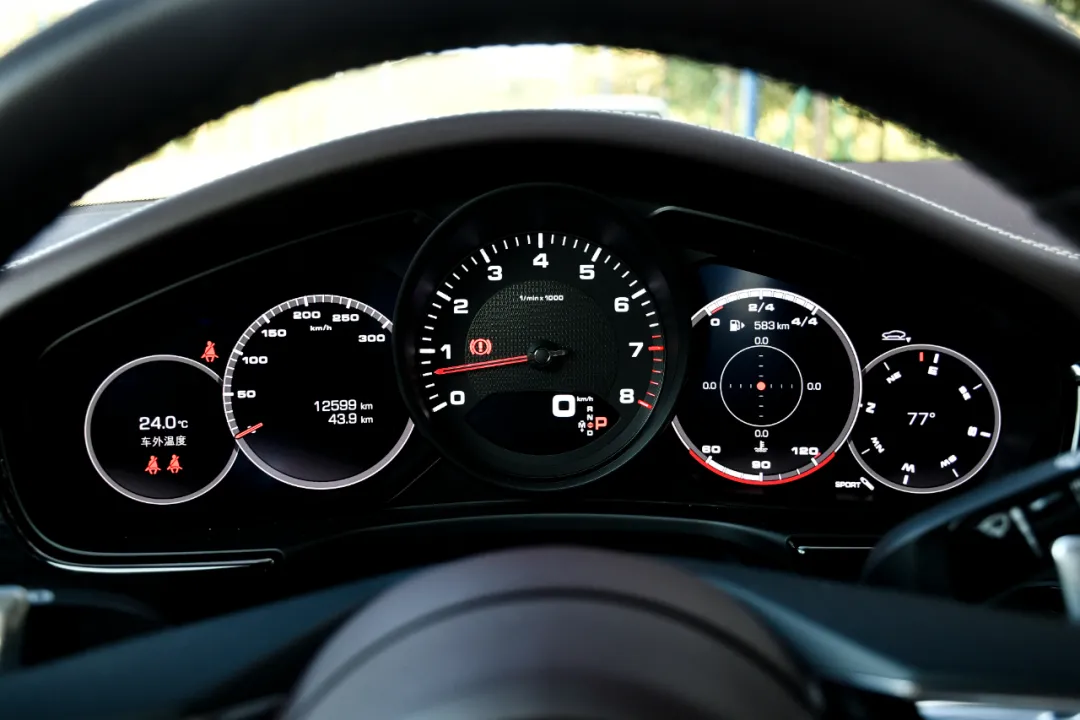 跑车的操控,豪车的舒适,这台保时捷比奔驰更香?