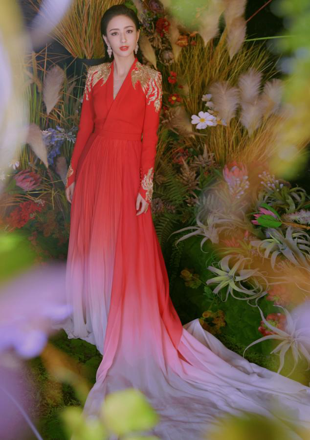 “天山”出大美人，10位新疆女明星，个个盘正条顺，美得各有千秋