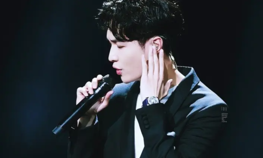 从张艺兴目前为止的各种成绩来说，他极具天赋，还是拼命努力的人