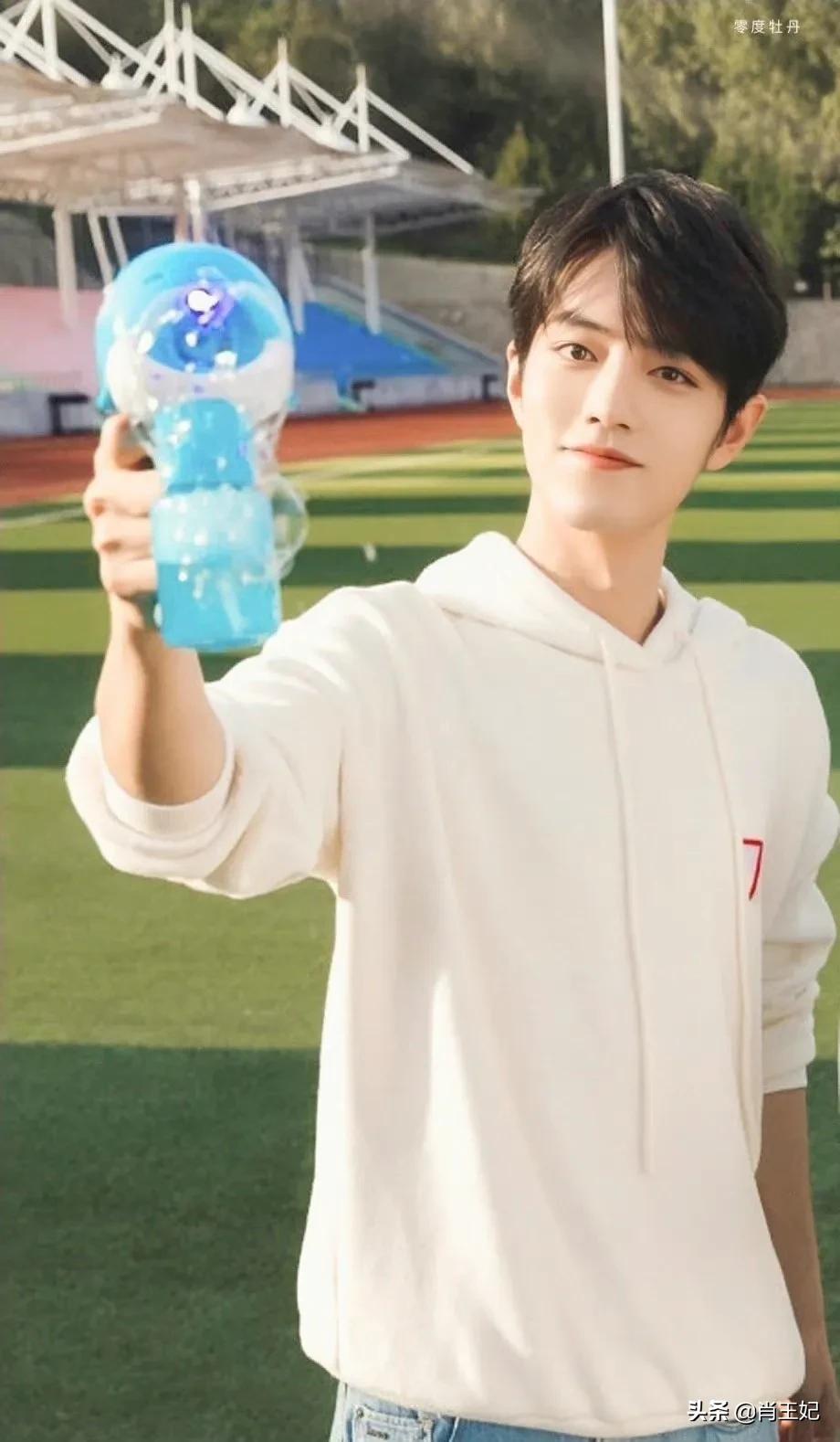 桃桃的一组生图,肖战的眼睛真好看,灵气逼人鲜花与少年绝配