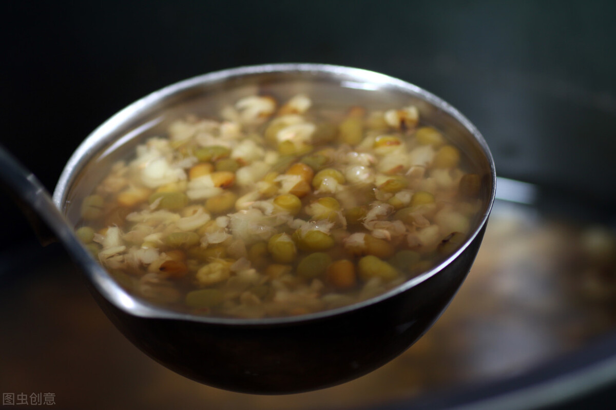 煮绿豆汤时 切记不要直接下锅 教你一招 快速开花软烂 不发红 天天看点