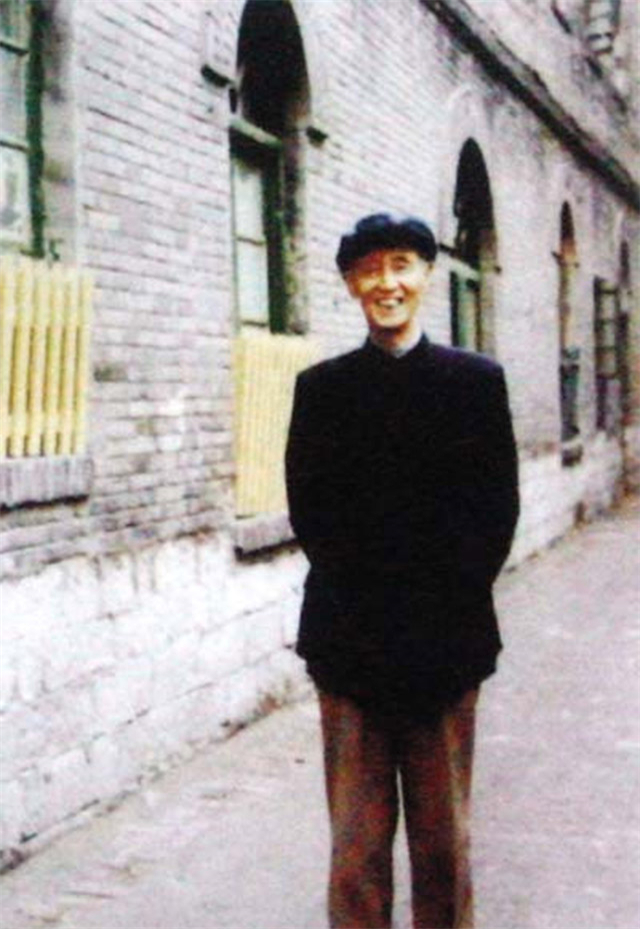 1930年，考生数学交白卷作文写28字，院长看后十分激动：破格录取