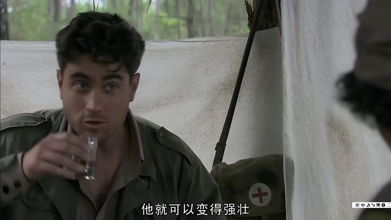 抗日“不神”剧《团长》，死啦和烦啦喝了什么威士忌？