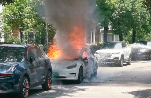 特斯拉Model Y在拆车厂内着火，之前发生过事故