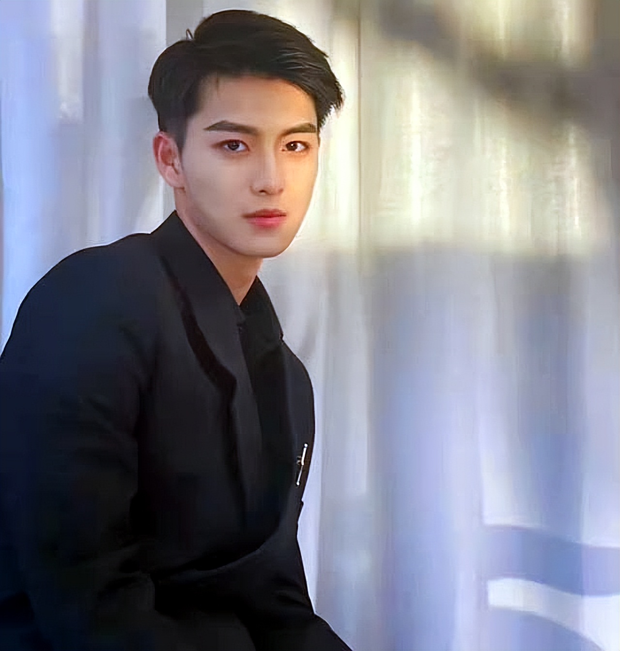 ​他是中传艺考“第一名”，长相惊艳气质出众，有一位了不起的舅舅