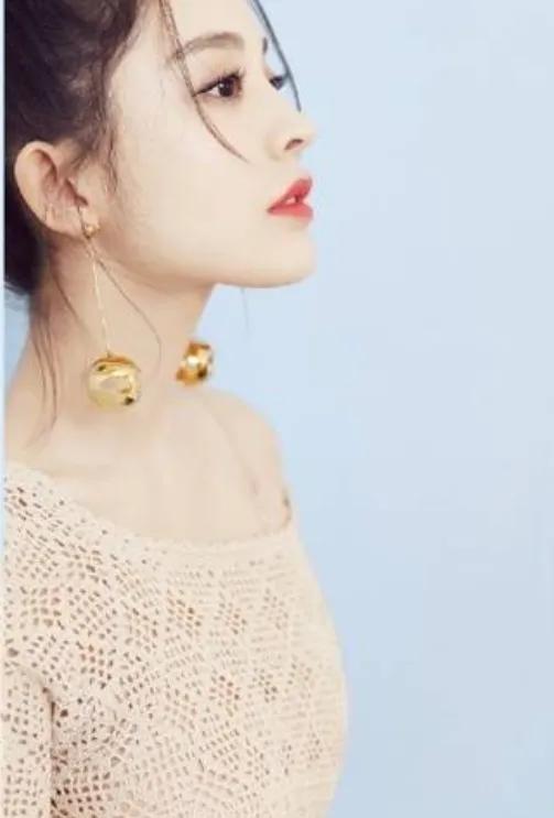 古力娜扎的绝美大片，精致五官，俏皮哪吒头，金色大圆球耳环吸睛