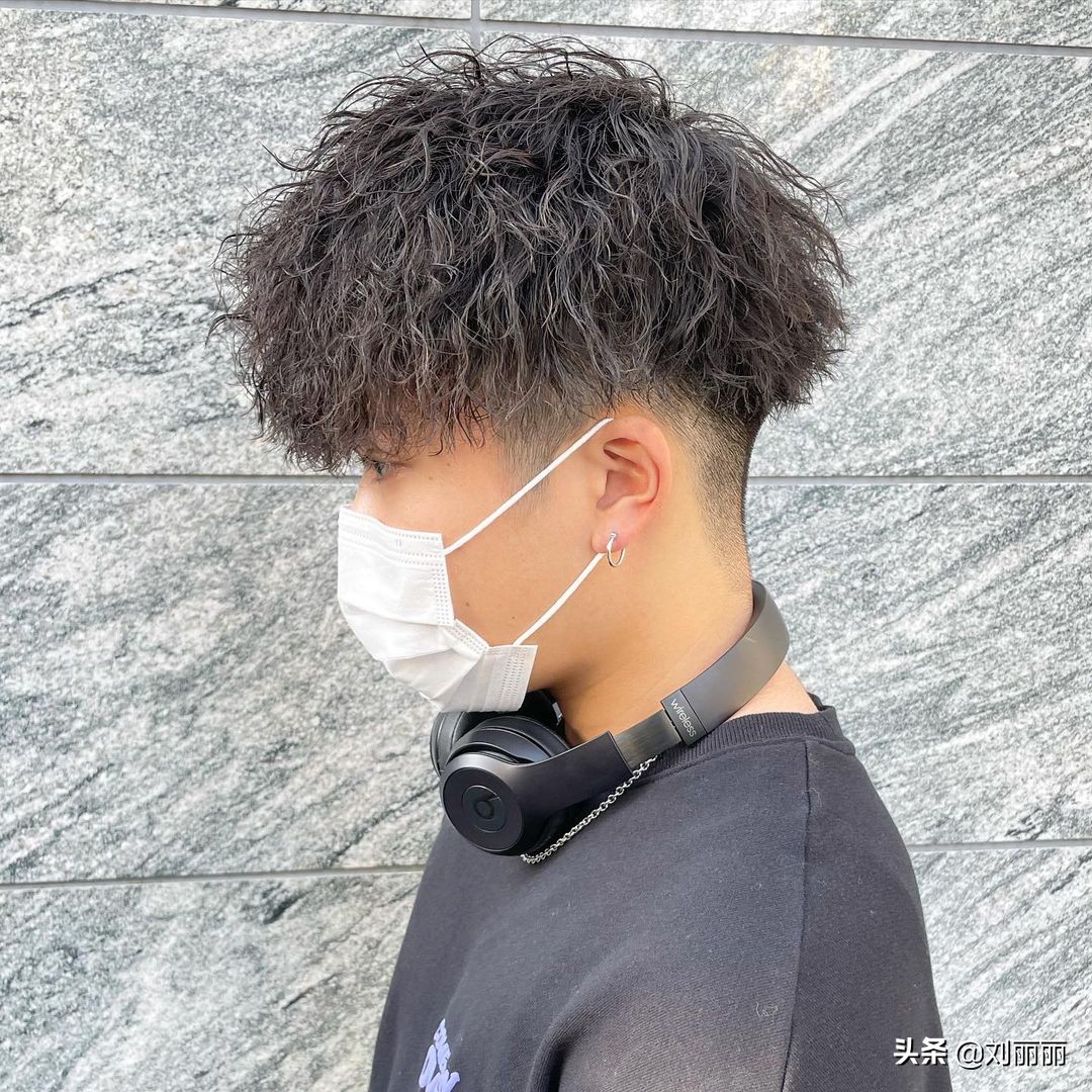 男士发型怎么剪才帅气？两侧推短三七分不连接，效果都不错