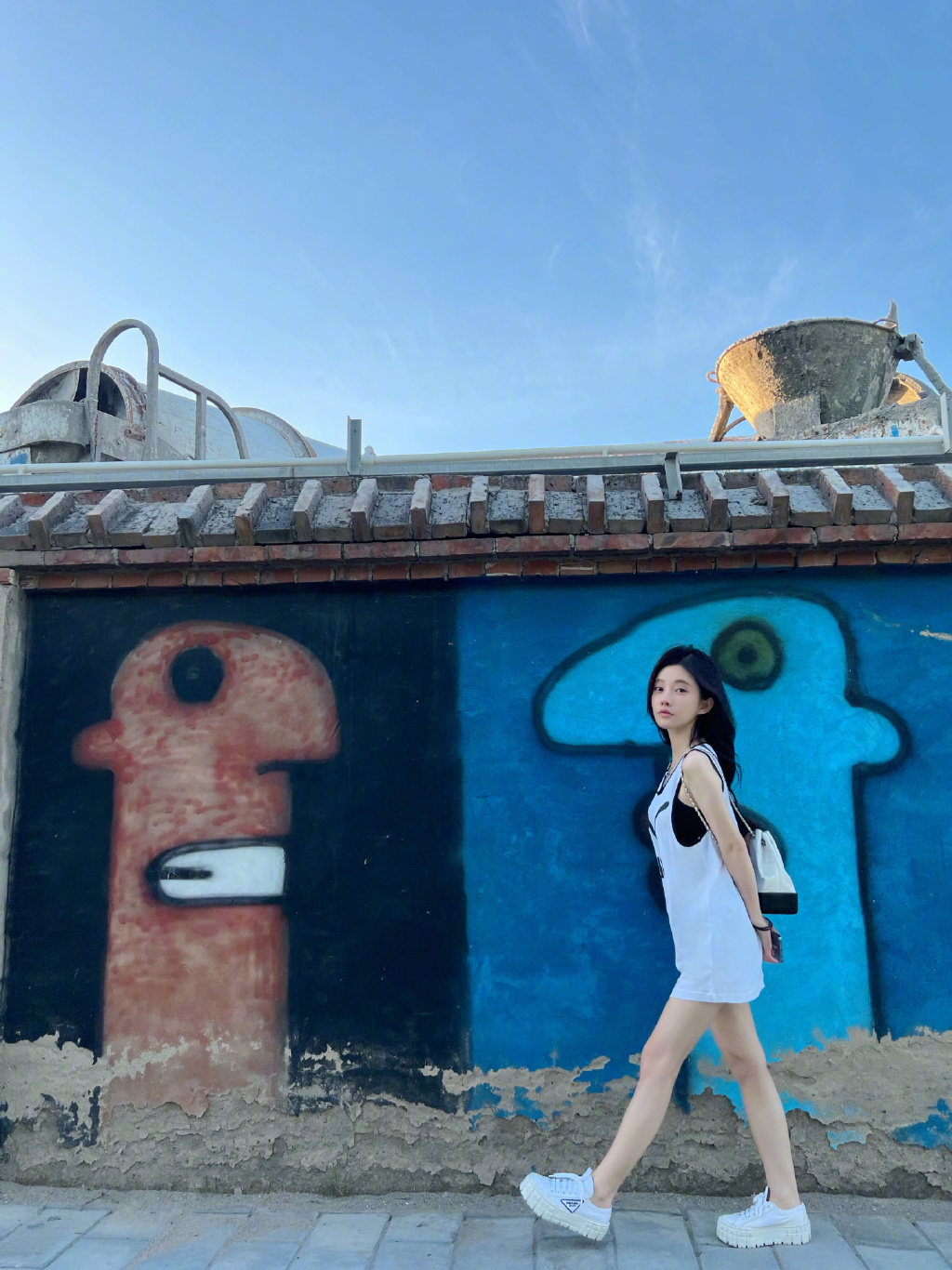 走出谣言风波，冯提莫晒出游自拍照心情好，粉丝：退场一米二