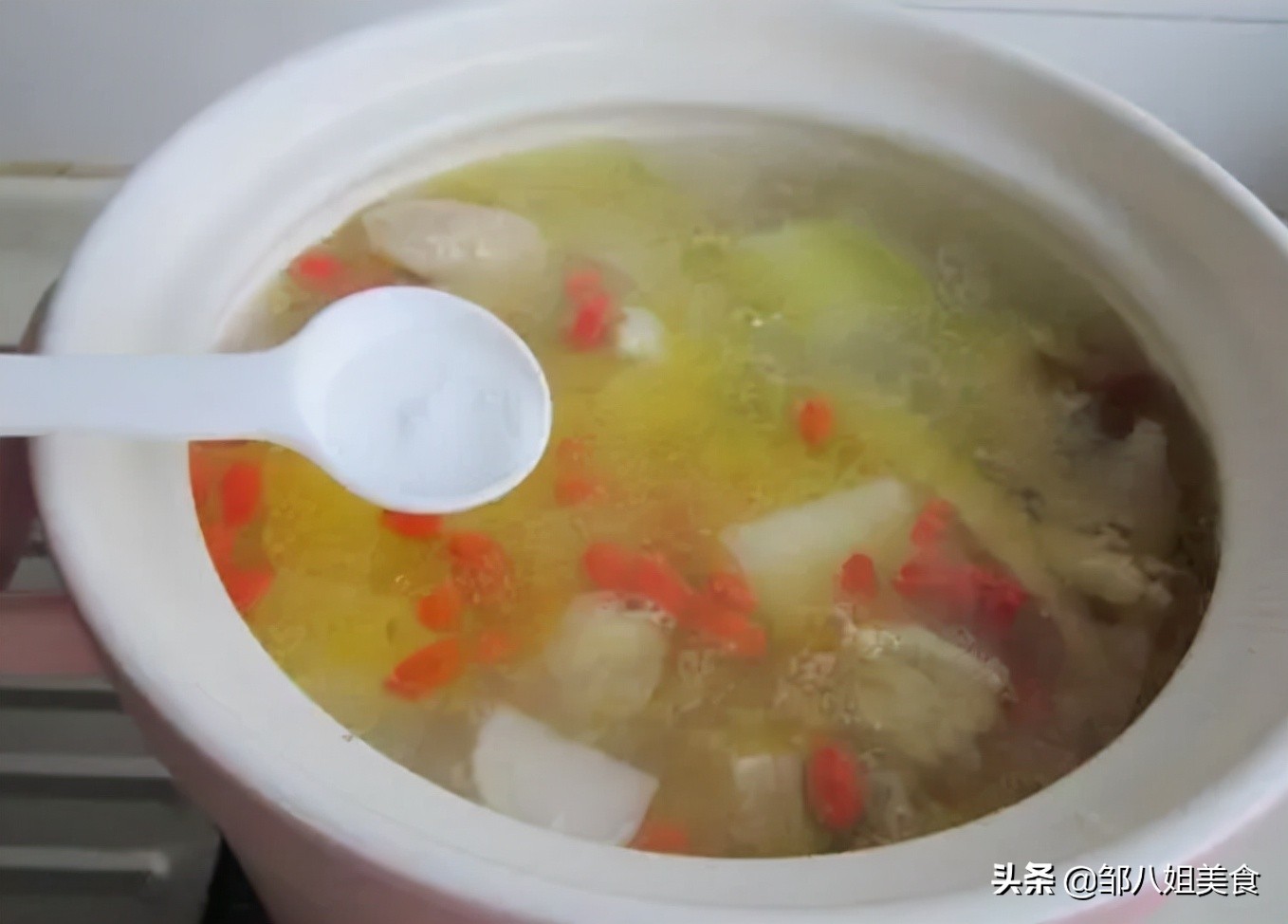 炖鸡汤，记住“加2步放3样”，炖好后鸡汤鲜香无腥，浓郁好喝