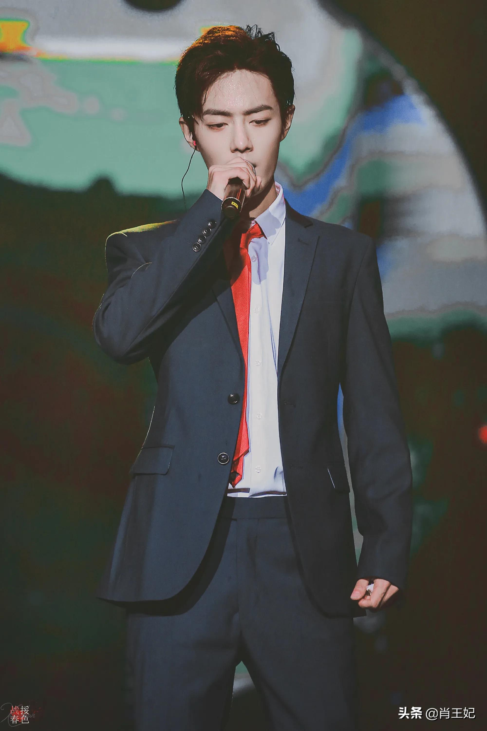 桃桃的一组生图,肖战的眼睛真好看,灵气逼人鲜花与少年绝配