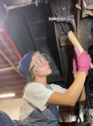 好莱坞美少女爆红！金发碧眼身材火辣，却被骂丑直播爆哭？