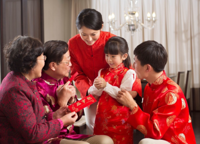 带娃拜年“赔本”？宝妈嫌农村亲戚的“压岁钱”少：今年不去了