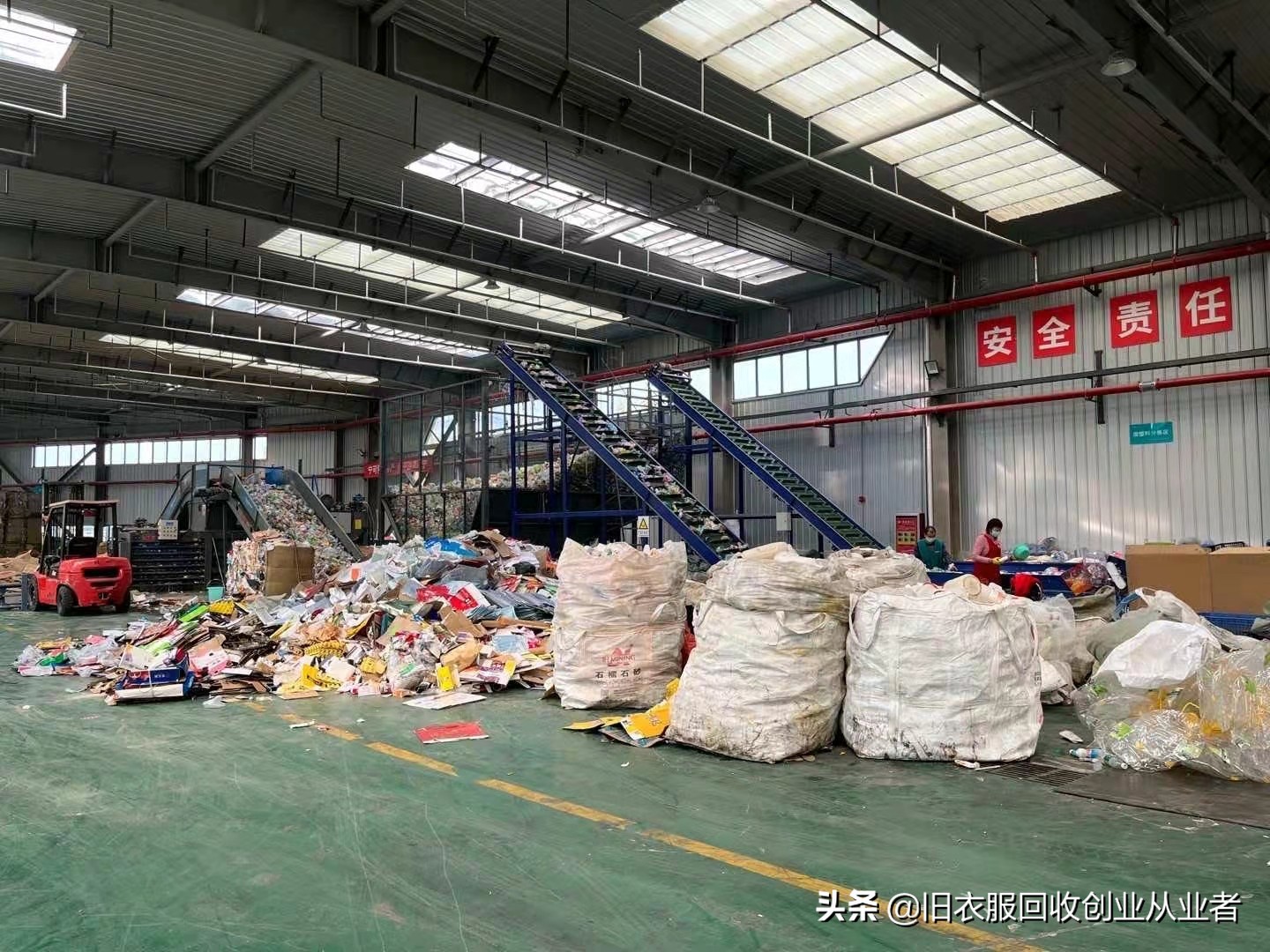 不要小看不起眼的废品收购站,很多知名企业家都曾经靠回收废品积攒