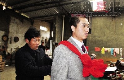 他本是80后警校生，20年前取走银行卡内意外多出43万后，被判无期