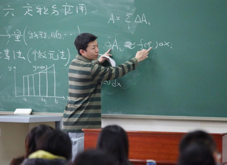 深圳教师呈现“断崖式”降薪，年薪缩水8到10万？老师内心很慌张