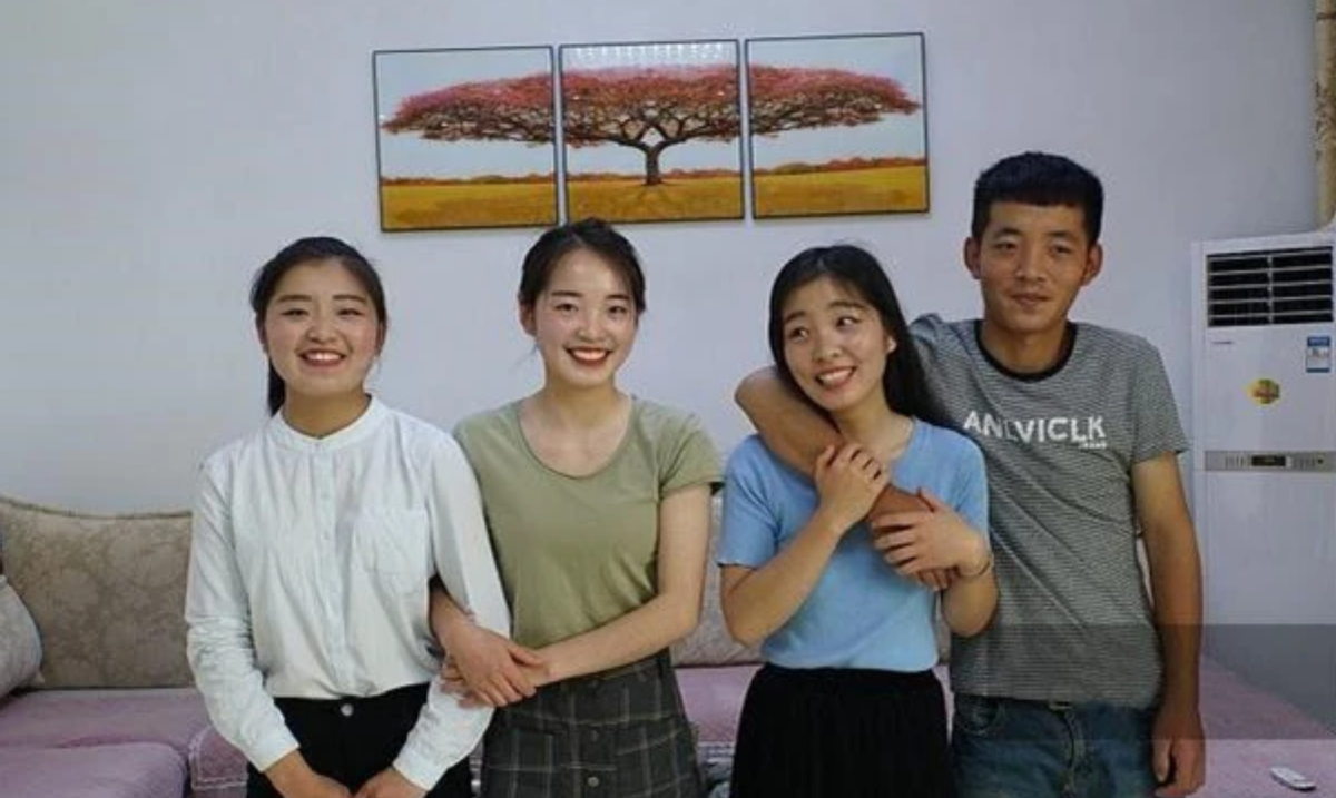 23年前，河南夫妻生下龙凤四胞胎没钱抚养，如今有车有房幸福美满