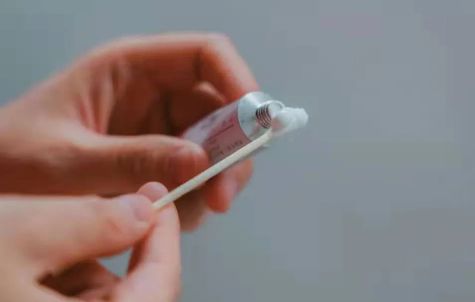 红霉素软膏到底能治什么?与红霉素眼膏有啥区别?医生说了大实话