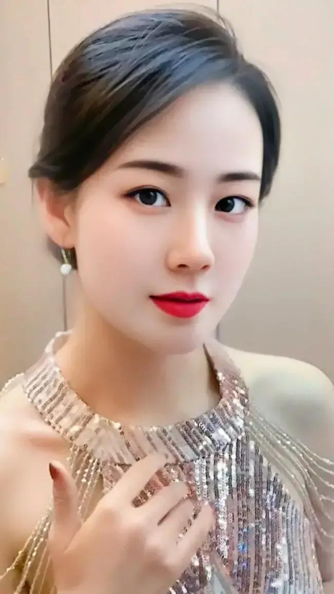 眼睛里有光，酒窝里有笑，就是一个人最好的状态