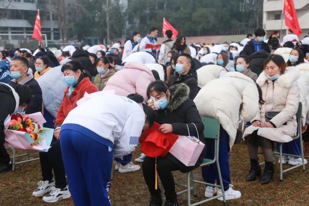 閬中中學(xué)舉行高三學(xué)生成人宣誓儀式(圖9) 閬中中學(xué)舉行高三學(xué)生成人宣誓儀式(圖9)