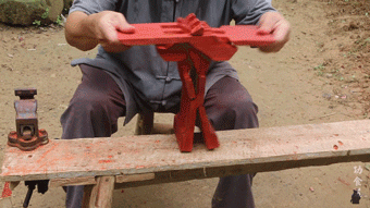 油管获赞1000万，广西大爷造出2600年前鲁班凳，千万老外大赞厉害