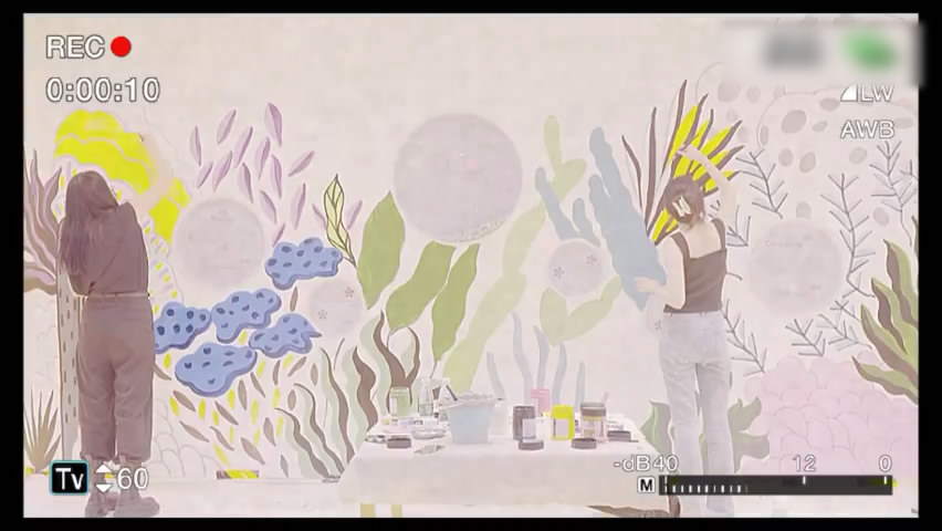 15岁李嫣在嫣然医院墙上作画，穿吊带上衣，亭亭玉立初具女神范儿