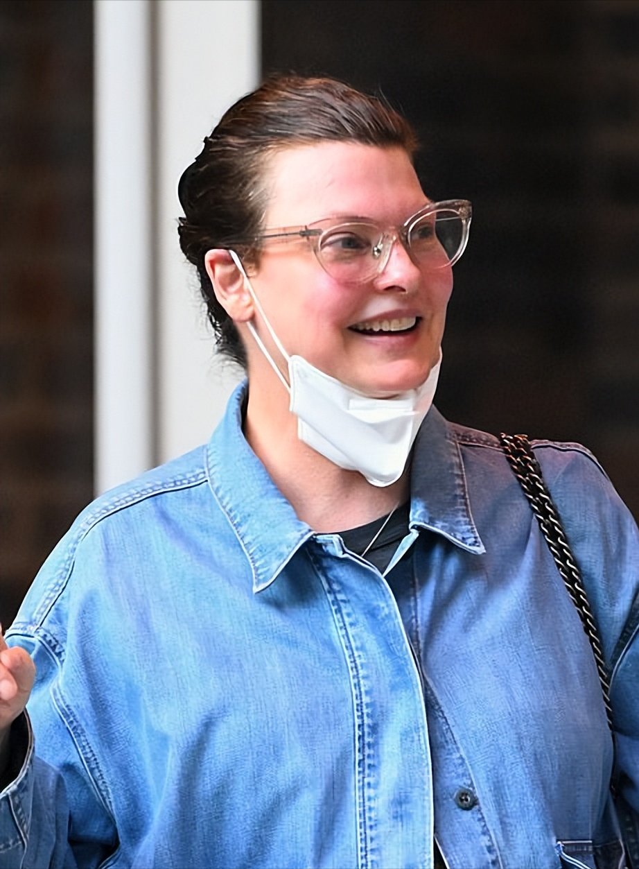 传奇超模琳达罕见出街！因整容失败而毁容，穿牛仔服亮相成了大妈