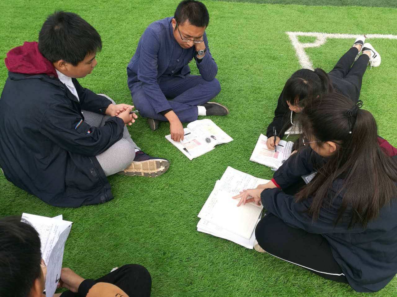 “要是没编制我就辞职了”，老师没课时在操场散步，却被校长制止