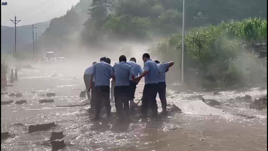 暴雨急流中，他们逆水而行