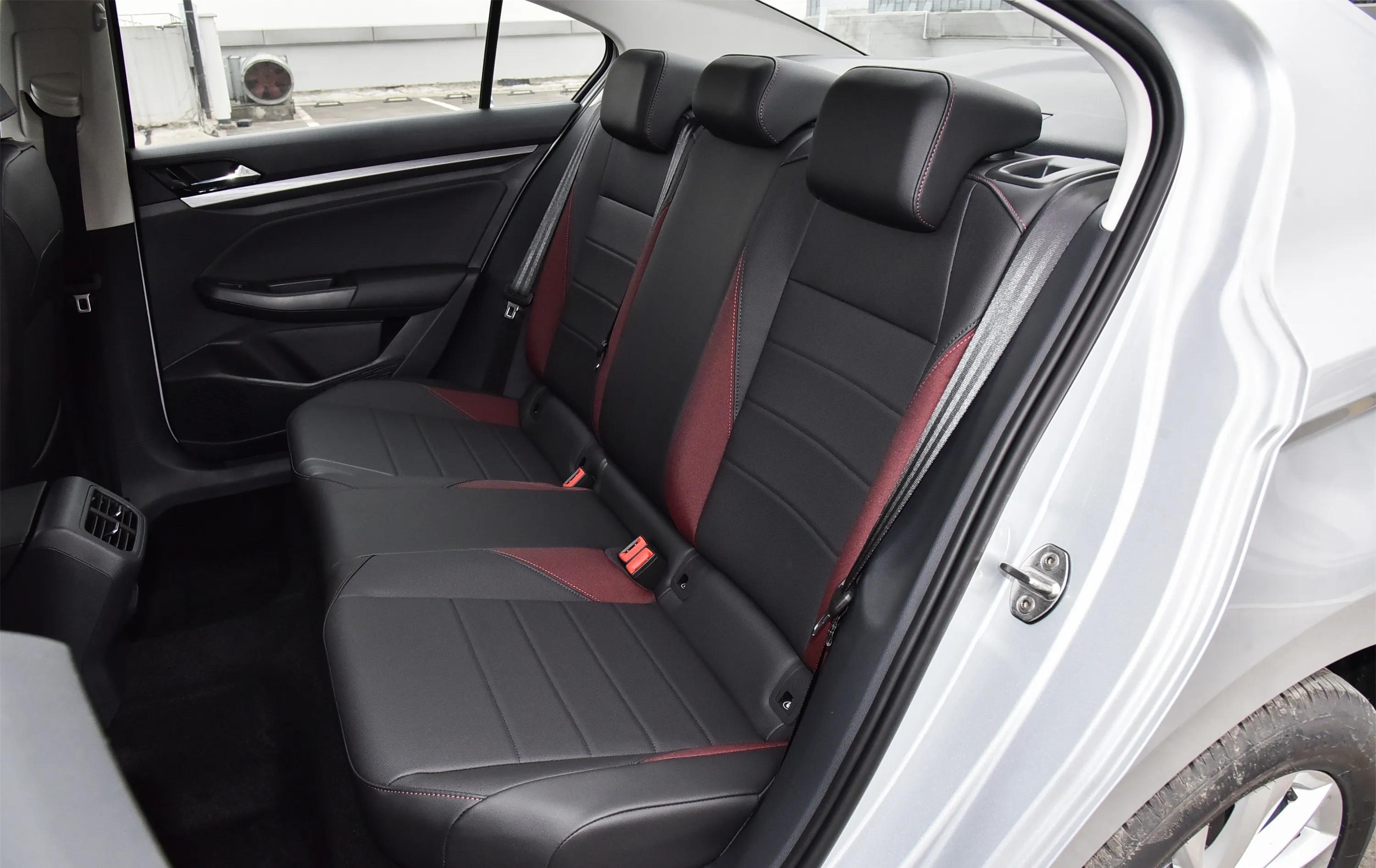 2021款一汽大众宝来,现金优惠3万多,十万出头落地,家用挺不错