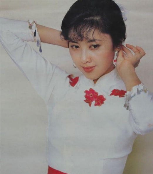 **中国女明星颜值盘点：12位年过50女星今昔容貌对比**