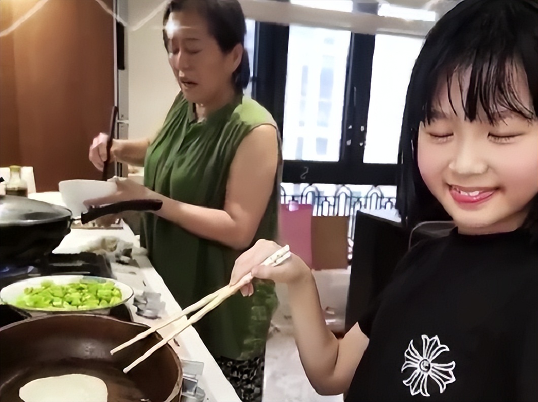 陆毅老婆晒十岁小女儿烙饼，小叶子颜值逆袭，和姐姐贝儿一样漂亮