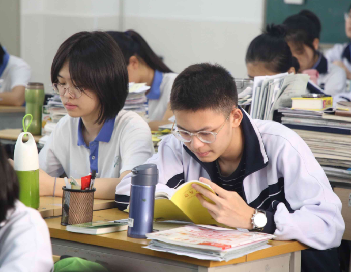 高考过后才发现，普通班的鸡头和重点班的凤尾，差的不是一星半点