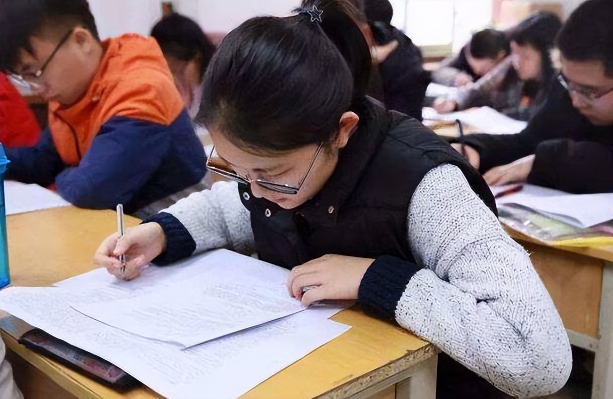 培训班纷纷“下架”后，坊间兴起“新型补课”，演绎挂羊头卖狗肉