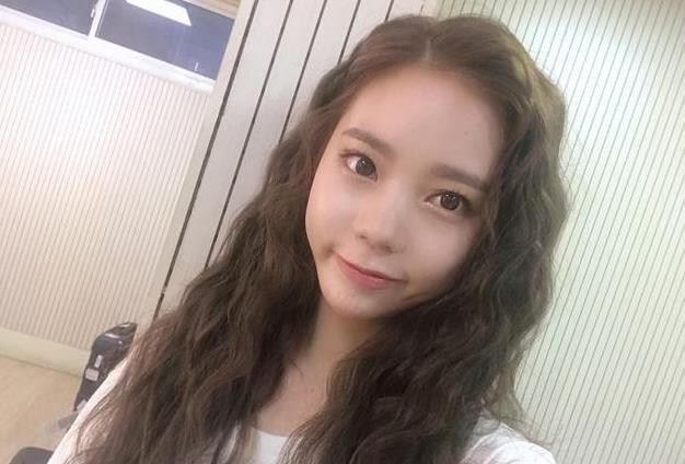 中传毕业科班出身，靠选秀搭档杨超越出道，后转行演戏屡遭吐槽