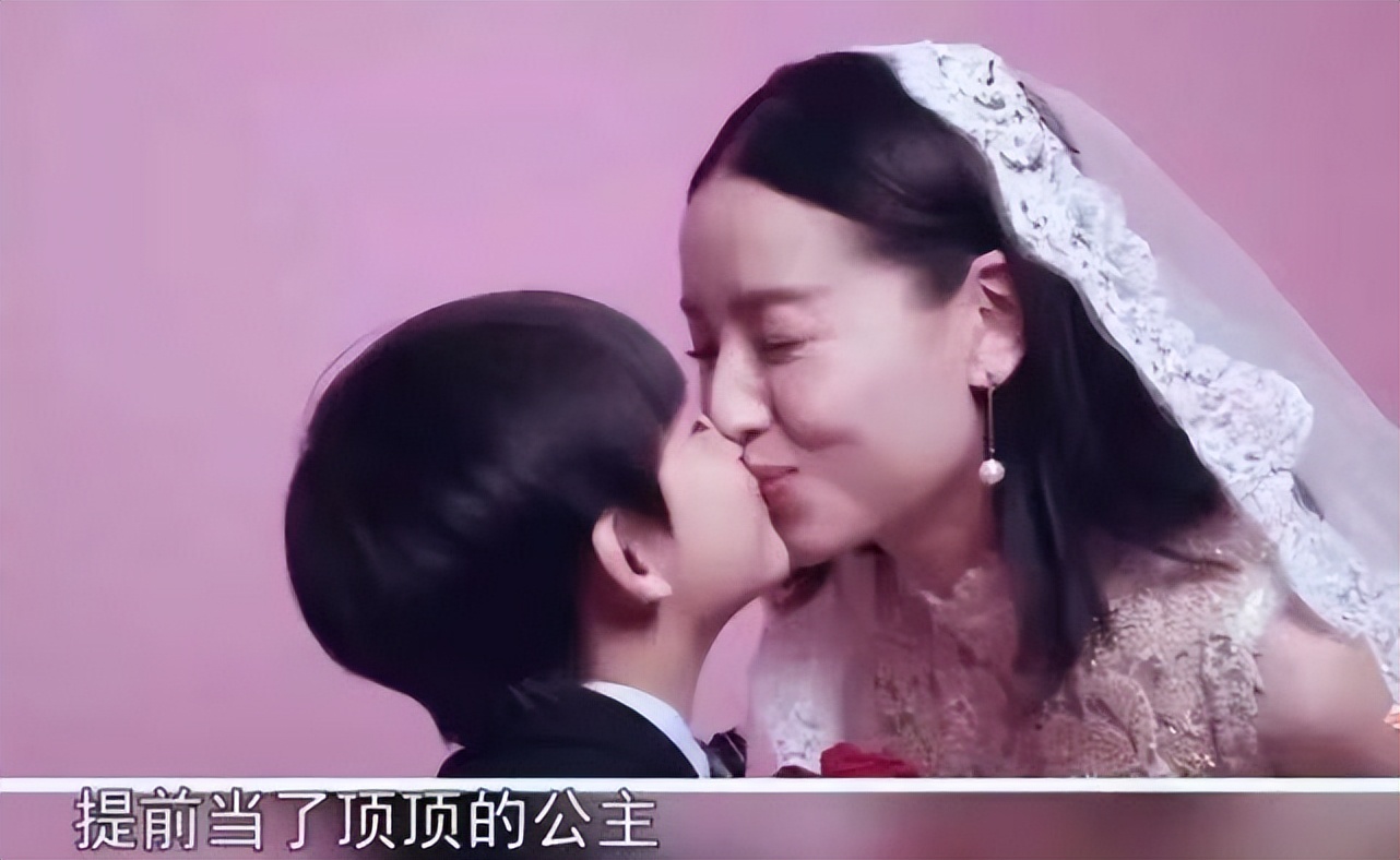 儿子陪妈妈拍婚纱照被误认成情侣