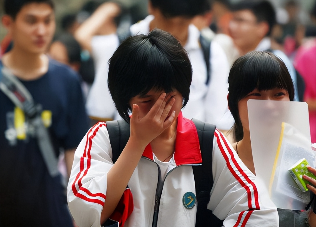 学生被“名校”录取，父亲兴奋发圈晒通知书，班主任却让赶紧删？