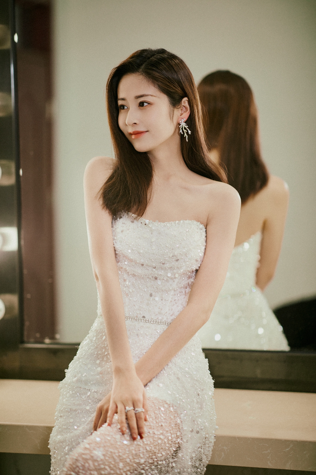 颖儿：父母为了她分居7年，她与丈夫AA制，生完孩子9天就复出拍戏