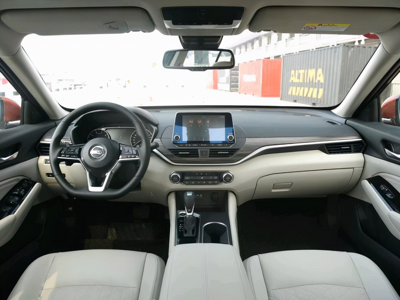 开完日产天籁，再试驾丰田凯美瑞，车主：深入对比一下就知道差距